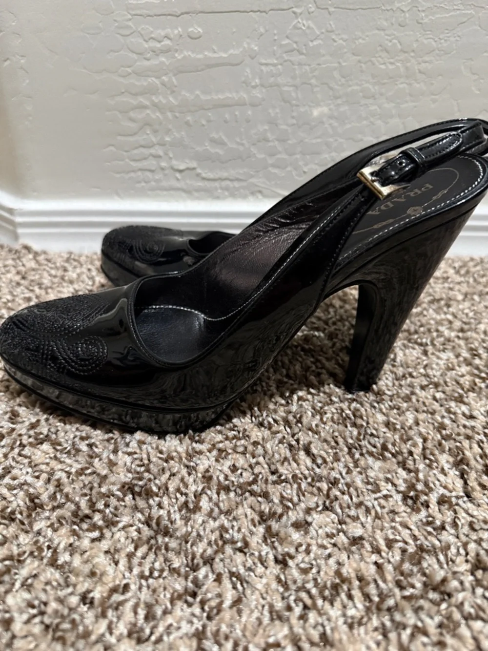 Vintage Prada Black Patent Leather Slingback Pumps with Decorative Toe - Picture 4 of 8